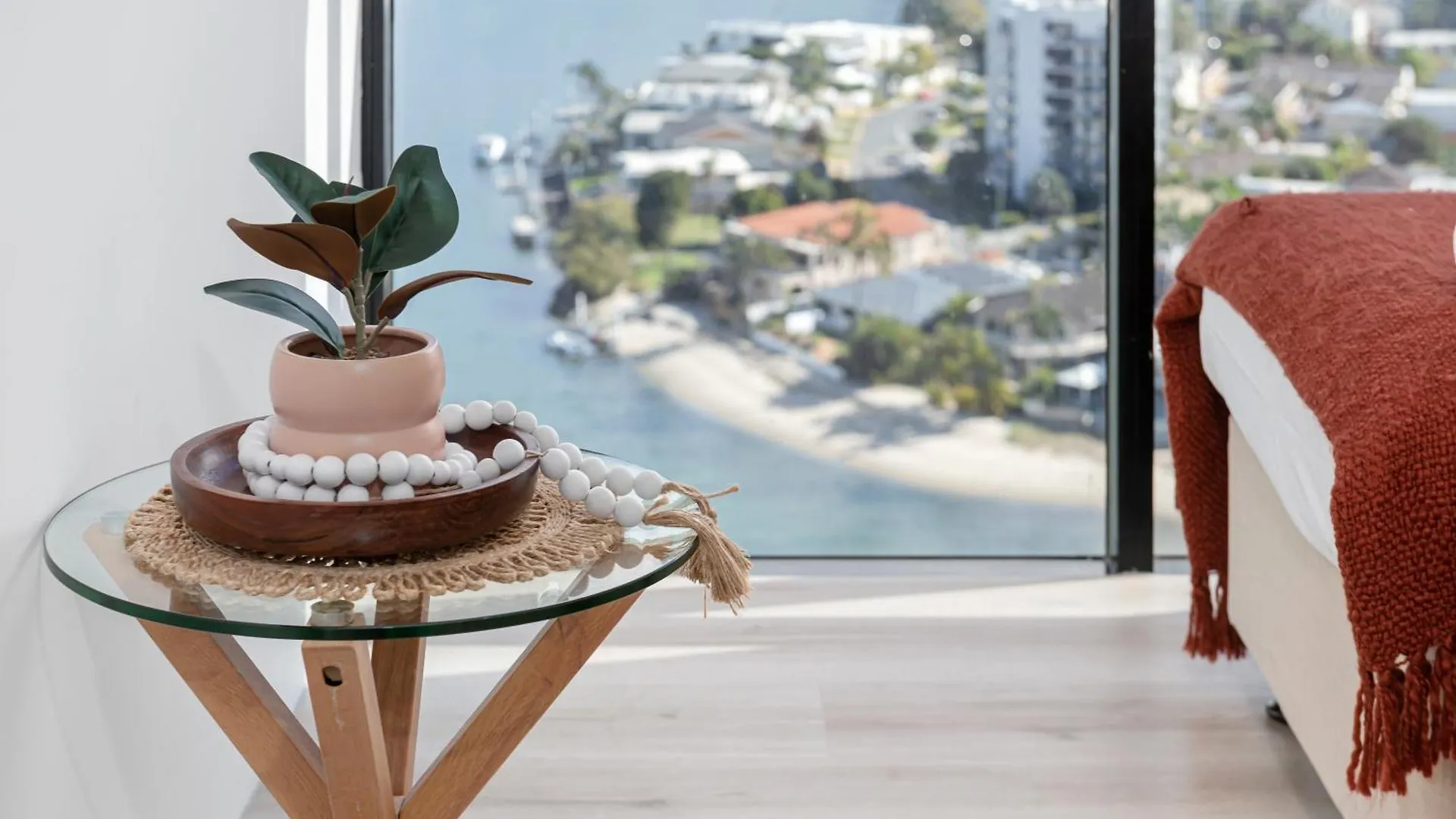 Circle On Cavill Contemporary Luxury And Spacious Three Bedroom Apartment Guldkusten Australien