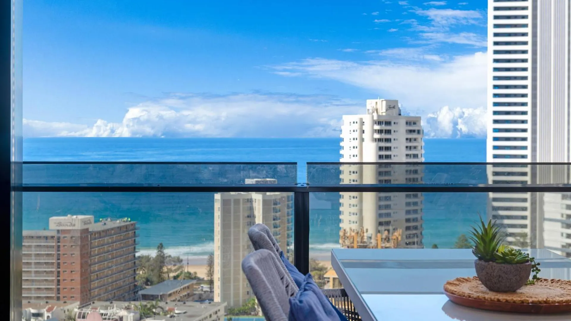 Circle On Cavill Contemporary Luxury And Spacious Three Bedroom Apartment Guldkusten