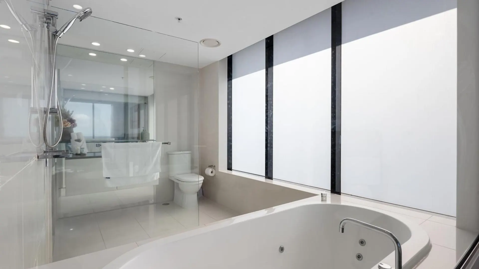 Circle On Cavill Contemporary Luxury And Spacious Three Bedroom Apartment Guldkusten