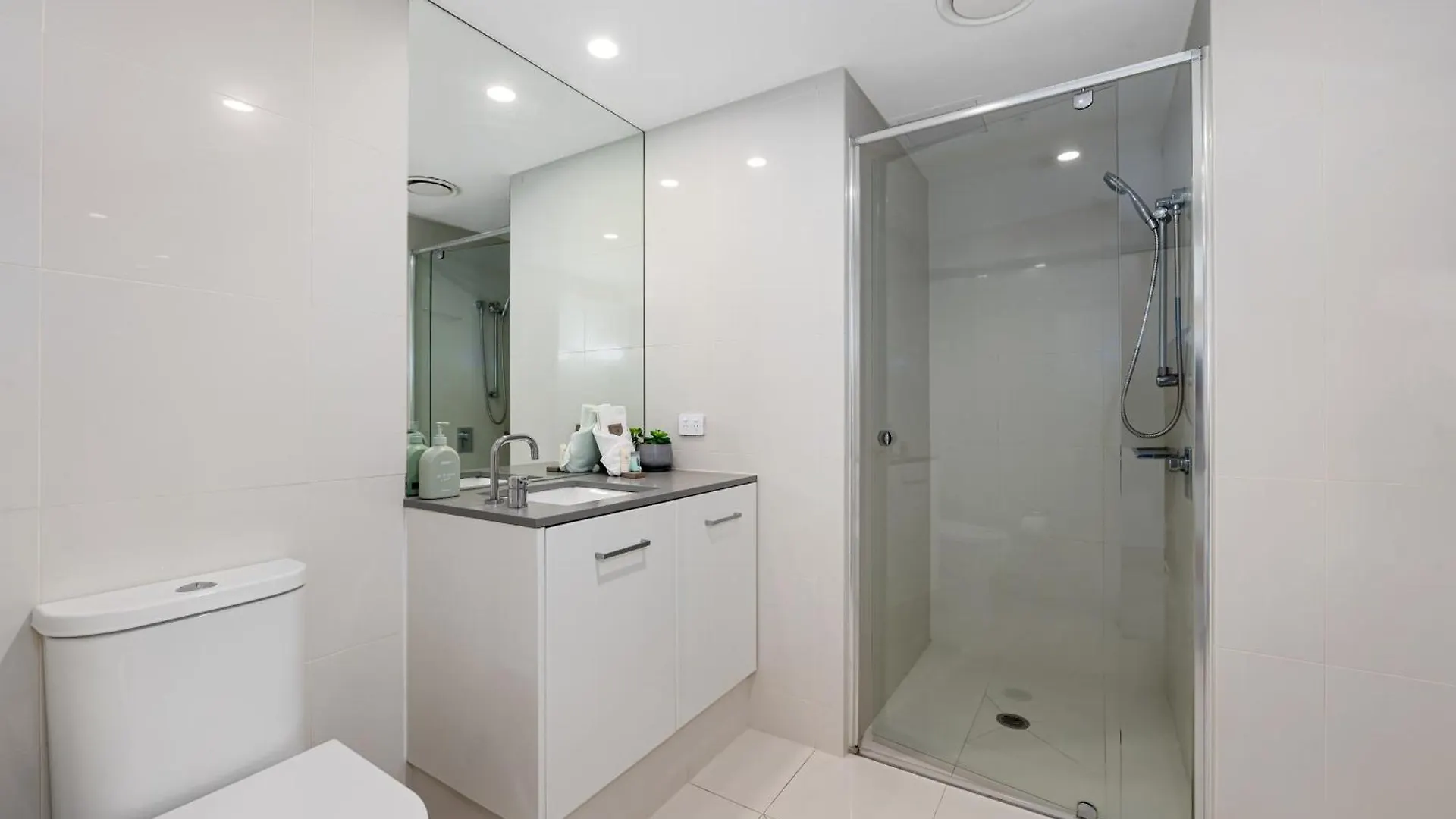 Circle On Cavill Contemporary Luxury And Spacious Three Bedroom Apartment Gold Coast